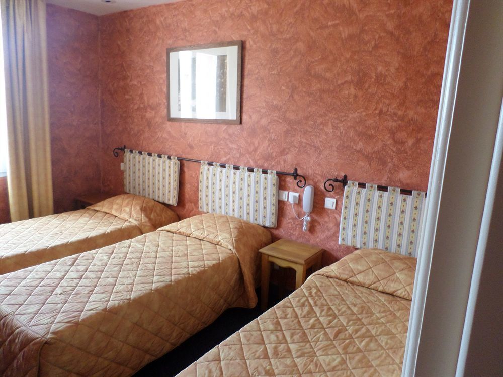 Brit Hotel Acacias Arles Kültér fotó